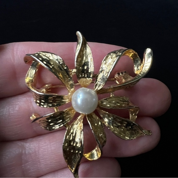 Gold Tone and Faux Pearl Brooch Vintage Floral Flower Pin - Picture 4 of 5